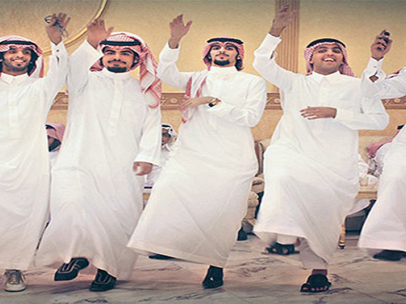 اضغط لمشاهدة الفيديو: شاب أجنبي في عرس يحاول تقليد الرقص السعودي